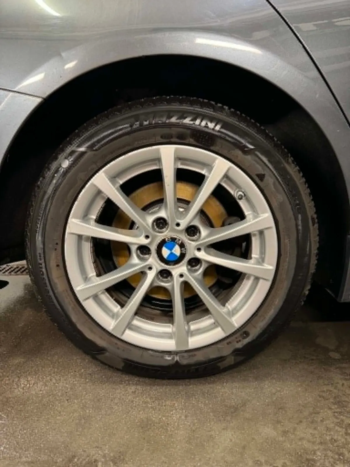 Ta sama felga BMW po umyciu — czysta powierzchnia, czarna opona i wnętrze koła bez osadu